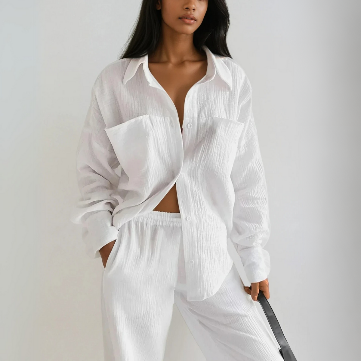 Set minimalist, ușor, cu cămașă și pantaloni