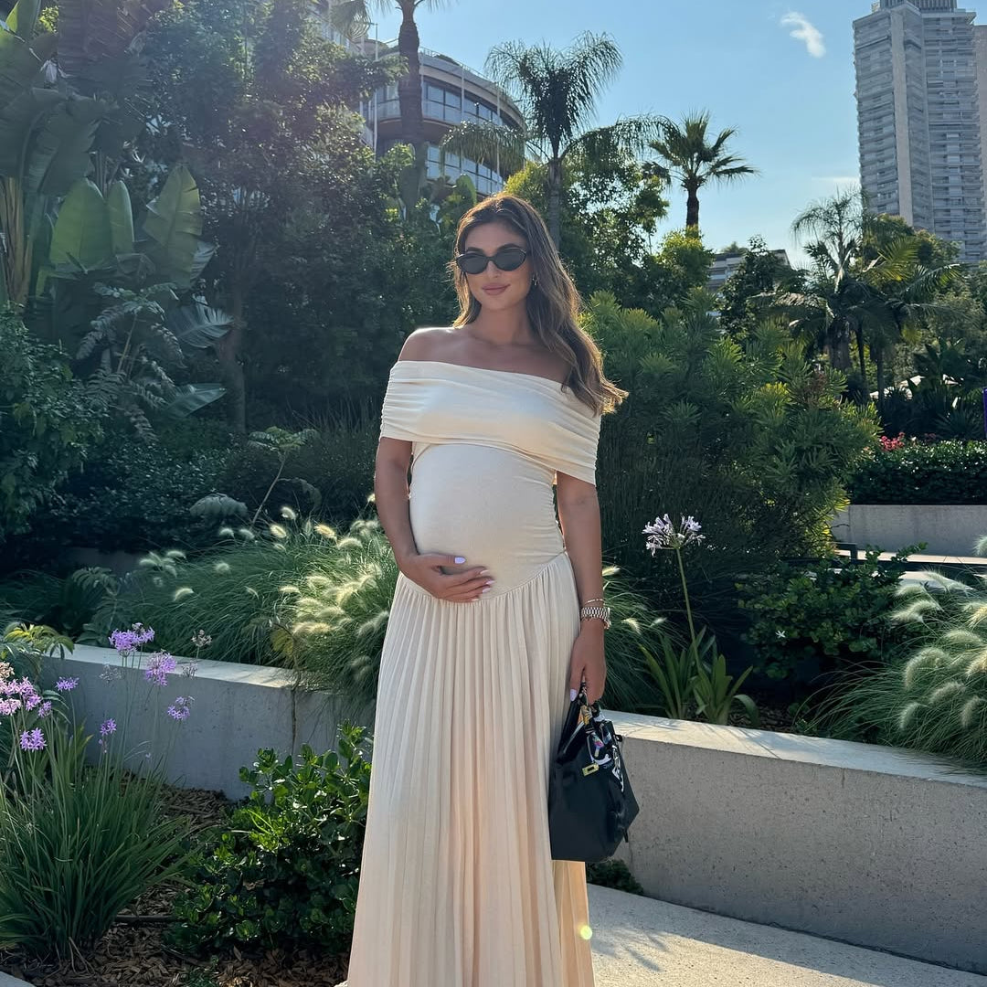 Amara – Rochie Maxi de Maternitate Elegantă cu Falduri