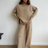 Set tricotat cu guler înalt și pantaloni