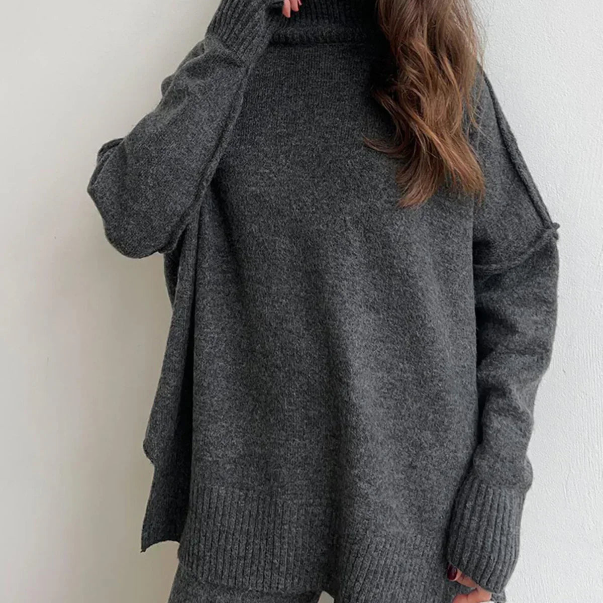 Set tricotat cu guler înalt și pantaloni